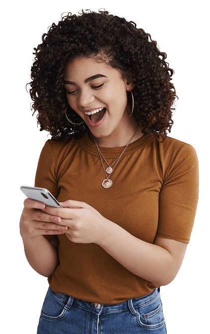 Trabalhador brasileiro descobrindo seus direitos trabalhistas com o JusInstant